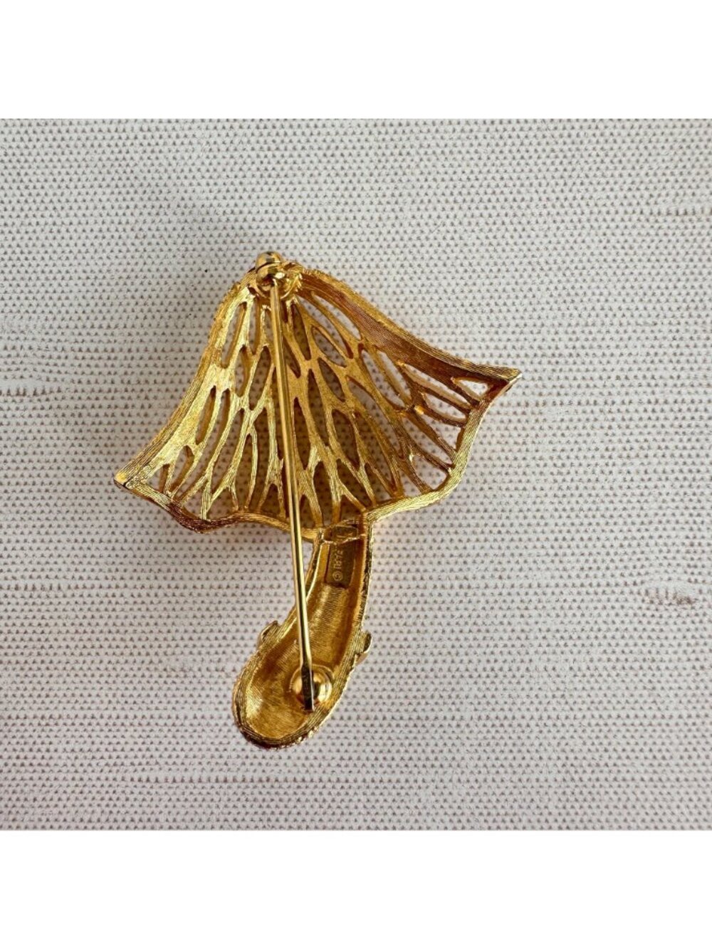 Crown Trifari Gold Tone Mushroom Brooch Openwork Textured Signed 1960s - Picture 8 of 8